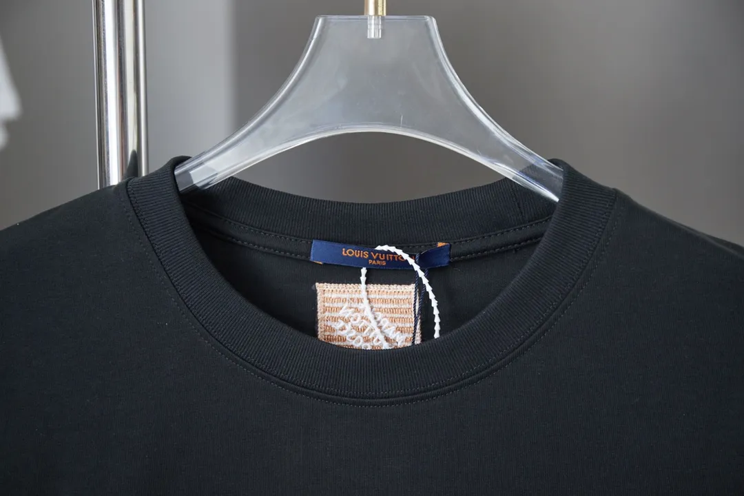 🅿️180 Louis LV 25ss new early spring short-sleeved LV letter logo embroidered short-sleeved light luxury essential item for daily commuting for men and women Correct version Welcome to compare Detailed features · Gold thread embroidery chapter technology is combined, interweaving metal threads with other silk threads · Double-needle stitching cross-stitch technology · Original main mark washed tag brand moisture-proof paper packaging Color: black/white Size: S/M/L/XL